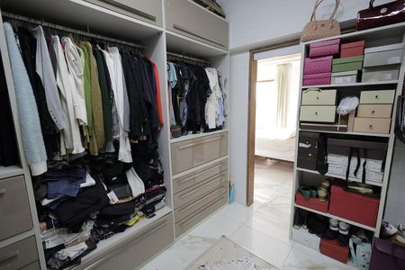 Apartamento à venda com 440m², 5 quartos e 4 vagasCloset Suíte 4