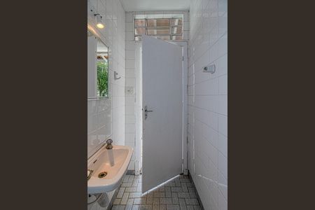 Casa à venda com 300m², 3 quartos e 7 vagasbanheiro na área de serviço_4