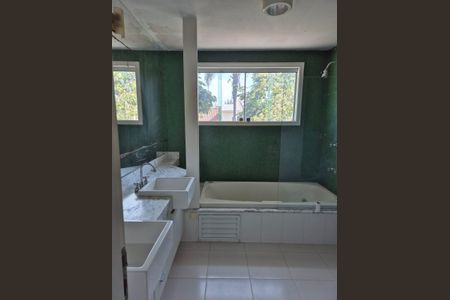 Casa de condomínio à venda com 448m², 4 quartos e 5 vagasBanheiro da Suíte 1