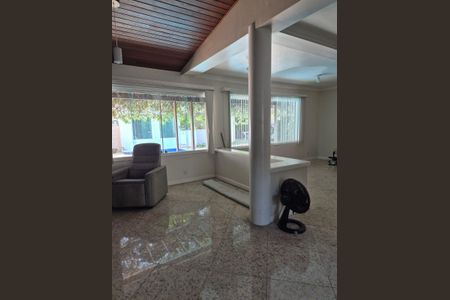 Sala de casa de condomínio à venda com 4 quartos, 448m² em Barra da Tijuca, Rio de Janeiro