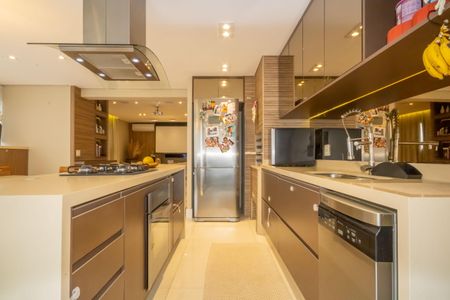 Apartamento à venda com 120m², 2 quartos e 2 vagas Apartamento à venda com 120m², 2 quartos e 2 vagasCozinha e Varanda