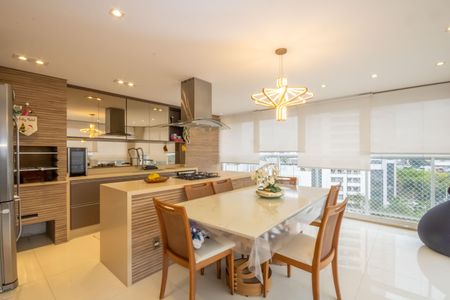 Apartamento à venda com 120m², 2 quartos e 2 vagas Apartamento à venda com 120m², 2 quartos e 2 vagasCozinha e Varanda