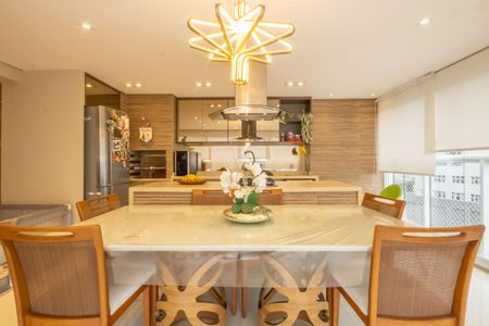 Apartamento à venda com 120m², 2 quartos e 2 vagas Apartamento à venda com 120m², 2 quartos e 2 vagasCozinha e Varanda