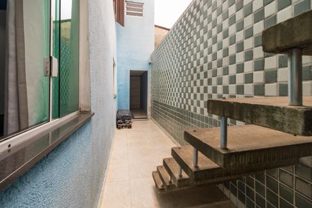 Casa à venda com 160m², 3 quartos e 3 vagas Casa à venda com 160m², 3 quartos e 3 vagasEscada e corredor de acesso