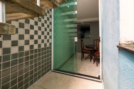 Casa à venda com 160m², 3 quartos e 3 vagas Casa à venda com 160m², 3 quartos e 3 vagasEscada e corredor de acesso