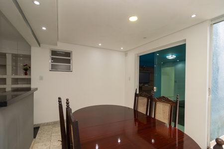 Casa à venda com 160m², 3 quartos e 3 vagas Casa à venda com 160m², 3 quartos e 3 vagasCopa
