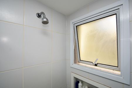 banheiro de kitnet/studio para alugar com 1 quarto, 31m² em Sumaré, São Paulo