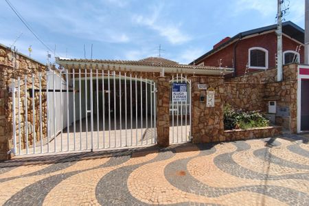 Casa à venda com 320m², 3 quartos e 3 vagasFachada