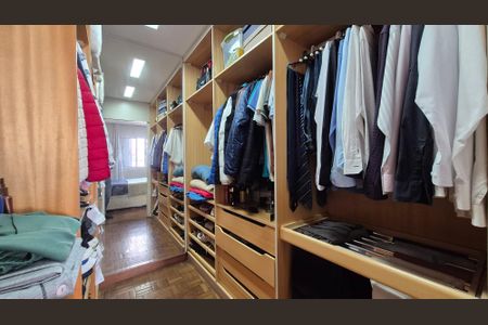 Casa à venda com 214m², 3 quartos e 2 vagasSuíte