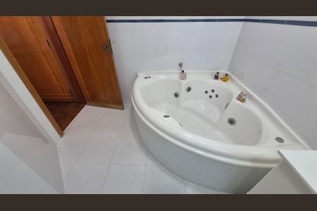 Casa à venda com 214m², 3 quartos e 2 vagasBanheiro da suíte