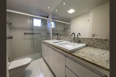 Apartamento à venda com 189m², 3 quartos e 3 vagas Apartamento à venda com 189m², 3 quartos e 3 vagasBanheiro da Suíte 1