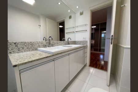 Apartamento à venda com 189m², 3 quartos e 3 vagas Apartamento à venda com 189m², 3 quartos e 3 vagasBanheiro da Suíte 1