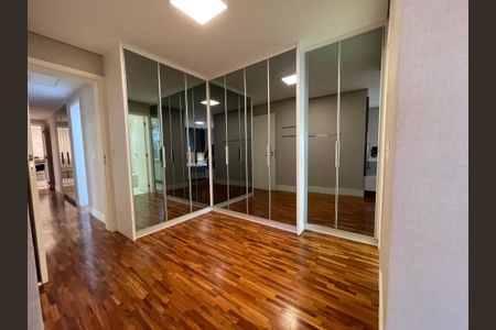 Apartamento à venda com 189m², 3 quartos e 3 vagas Apartamento à venda com 189m², 3 quartos e 3 vagasCloset da suíte 1