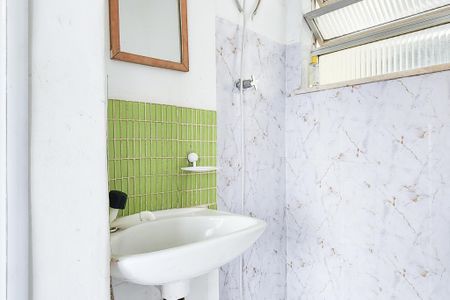 Banheiro Social de kitnet/studio para alugar com 1 quarto, 23m² em Centro, Rio de Janeiro