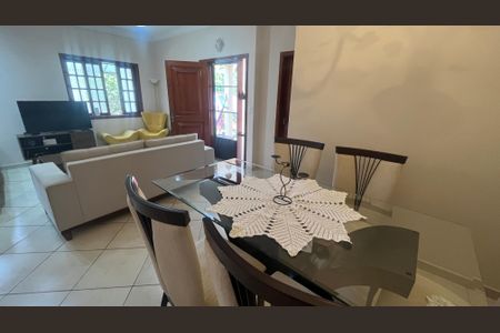 Casa à venda com 151m², 3 quartos e 2 vagas Casa à venda com 151m², 3 quartos e 2 vagasSala