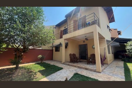 Casa à venda com 151m², 3 quartos e 2 vagas Casa à venda com 151m², 3 quartos e 2 vagasFachaQuintalda