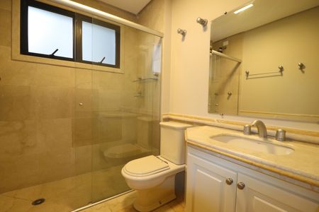 Apartamento à venda com 490m², 4 quartos e 4 vagasBanheiro da Suíte 2