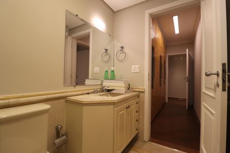 Apartamento à venda com 490m², 4 quartos e 4 vagasBanheiro da Suíte 3