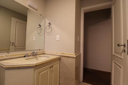 Apartamento à venda com 490m², 4 quartos e 4 vagasBanheiro da Suíte 2