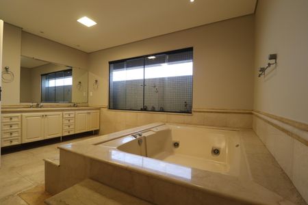 Apartamento à venda com 490m², 4 quartos e 4 vagasBanheiro da Suíte 1