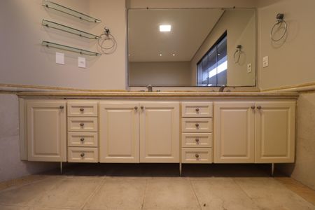 Apartamento à venda com 490m², 4 quartos e 4 vagasBanheiro da Suíte 1