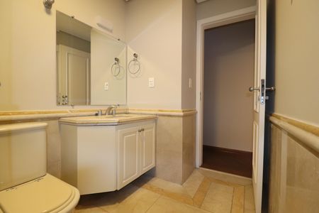 Apartamento à venda com 490m², 4 quartos e 4 vagasBanheiro da Suíte 2