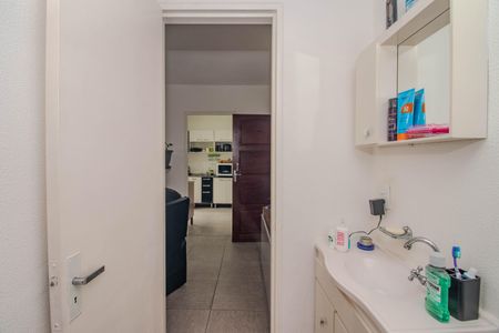 Banheiro de apartamento à venda com 1 quarto, 40m² em Humaitá, Porto Alegre