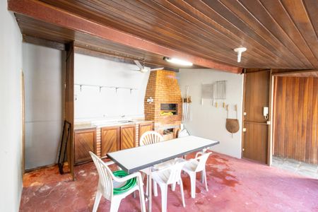 Casa à venda com 252m², 3 quartos e 3 vagasChurrasqueira