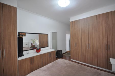 Casa à venda com 215m², 3 quartos e 4 vagasSuíte 1