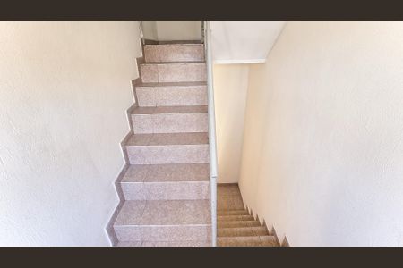 Apartamento para alugar com 68m², 2 quartos e sem vagaEscada