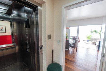 Apartamento à venda com 181m², 3 quartos e 3 vagas Apartamento à venda com 181m², 3 quartos e 3 vagasHall privativo elevador