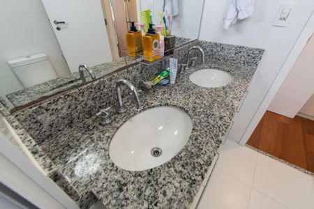 Apartamento à venda com 181m², 3 quartos e 3 vagas Apartamento à venda com 181m², 3 quartos e 3 vagasBanheiro da suíe 3