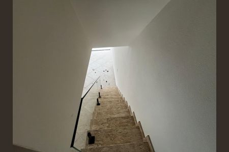 Casa à venda com 185m², 3 quartos e 3 vagasEscada