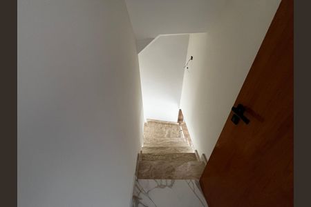 Casa à venda com 185m², 3 quartos e 3 vagasEscada