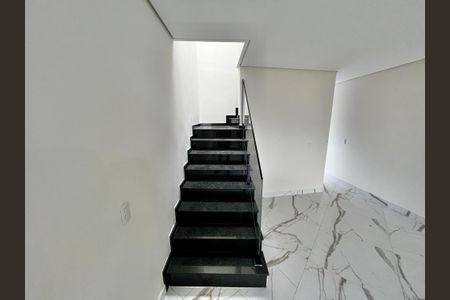 Casa à venda com 185m², 3 quartos e 3 vagasEscada