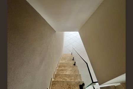 Casa à venda com 185m², 3 quartos e 4 vagasEscada