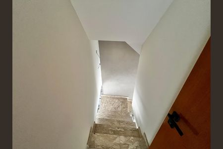 Casa à venda com 185m², 3 quartos e 4 vagasEscada