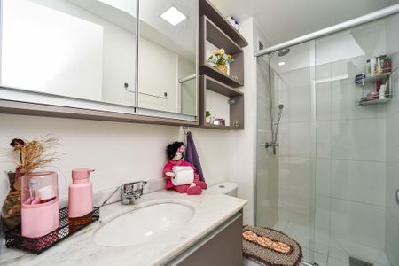 Banheiro da Suíte de apartamento para alugar com 2 quartos, 64m² em São Sebastião, Porto Alegre