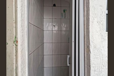 Banheiro Social de casa para alugar com 1 quarto, 50m² em Vila Serralheiro, São Paulo