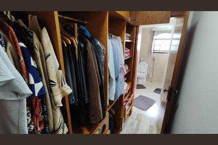 Casa para alugar com 400m², 4 quartos e 4 vagas Casa para alugar com 400m², 4 quartos e 4 vagasCloset da suíte