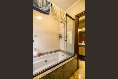 Casa de condomínio à venda com 413m², 3 quartos e 6 vagas Casa de condomínio à venda com 413m², 3 quartos e 6 vagasBanheiro