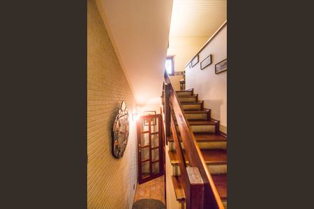 Casa de condomínio à venda com 413m², 3 quartos e 6 vagas Casa de condomínio à venda com 413m², 3 quartos e 6 vagasEscada