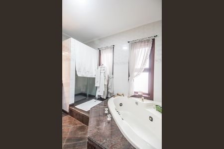 Casa de condomínio à venda com 413m², 3 quartos e 6 vagas Casa de condomínio à venda com 413m², 3 quartos e 6 vagasCloset da suíte