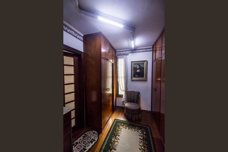 Casa de condomínio à venda com 413m², 3 quartos e 6 vagas Casa de condomínio à venda com 413m², 3 quartos e 6 vagasCloset da suíte