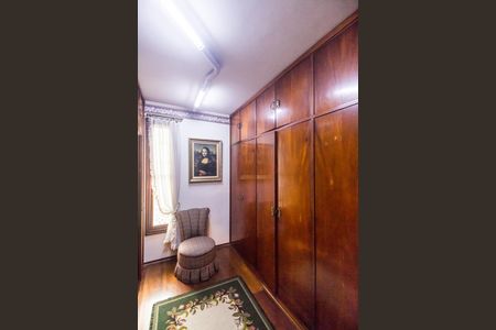 Casa de condomínio à venda com 413m², 3 quartos e 6 vagas Casa de condomínio à venda com 413m², 3 quartos e 6 vagasCloset da suíte