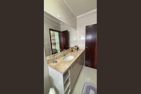 Casa à venda com 263m², 3 quartos e 8 vagasBanheiro da Suíte 3