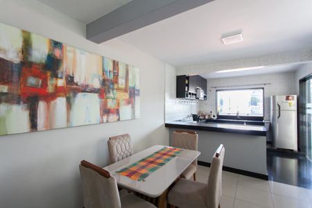 Casa à venda com 220m², 3 quartos e 3 vagas Casa à venda com 220m², 3 quartos e 3 vagasCopa