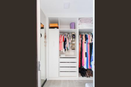 Casa à venda com 220m², 3 quartos e 3 vagas Casa à venda com 220m², 3 quartos e 3 vagasCloset da suíte