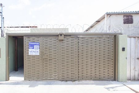 Casa à venda com 220m², 3 quartos e 3 vagas Casa à venda com 220m², 3 quartos e 3 vagasFachada