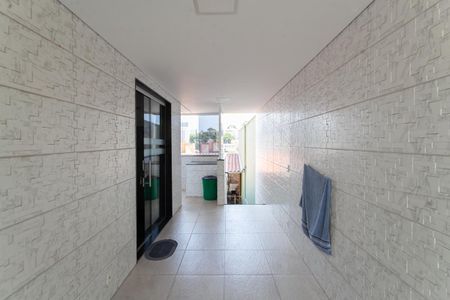 Casa à venda com 220m², 3 quartos e 3 vagas Casa à venda com 220m², 3 quartos e 3 vagasCorredor Lateral